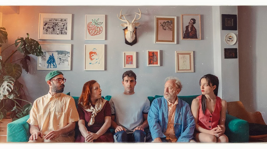 Ζώντας στο "Λίβινγκ Ρουμ": Μια συζήτηση με τους ηθοποιούς της παράστασης