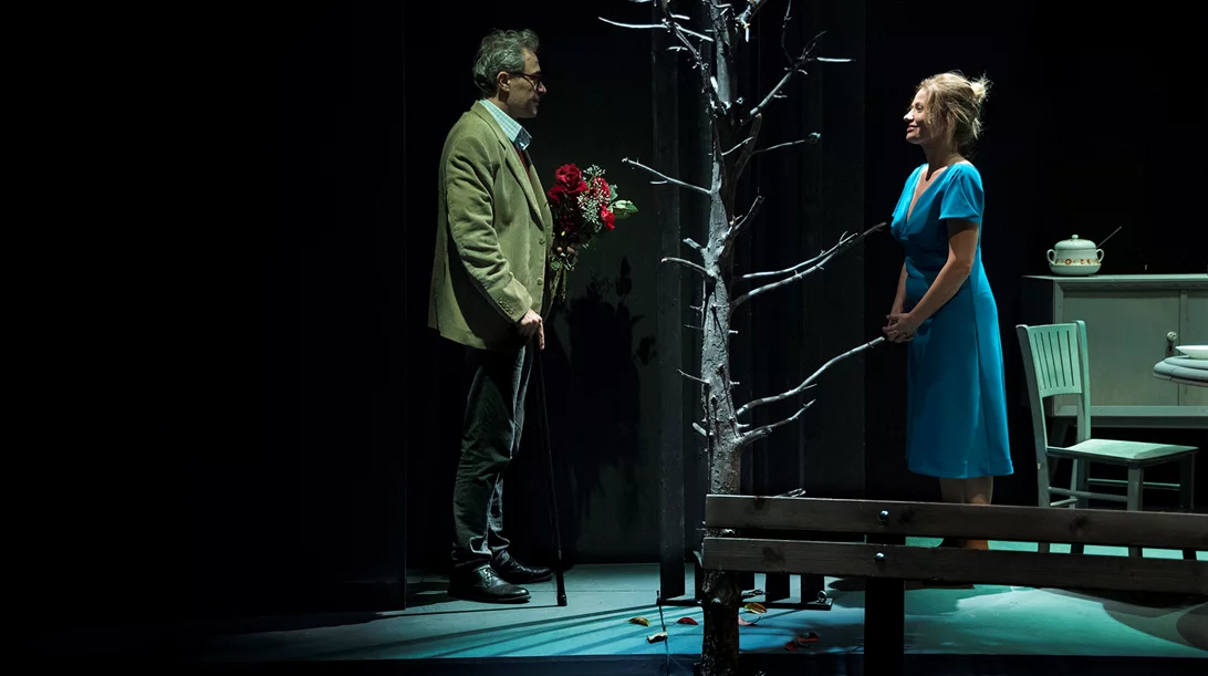 Updated | "Η σιωπηλή λίμνη" της Ελένης Σκότη μετρά αντίστροφα τον Απρίλιο στο Επί Κολωνώ