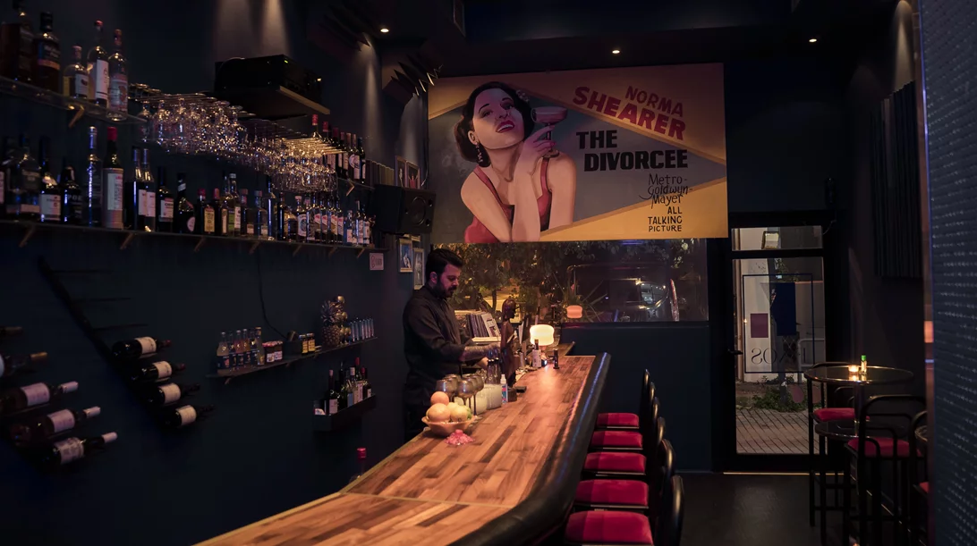 "Finos": ένα μπαρ σαν από φιλμ νουάρ