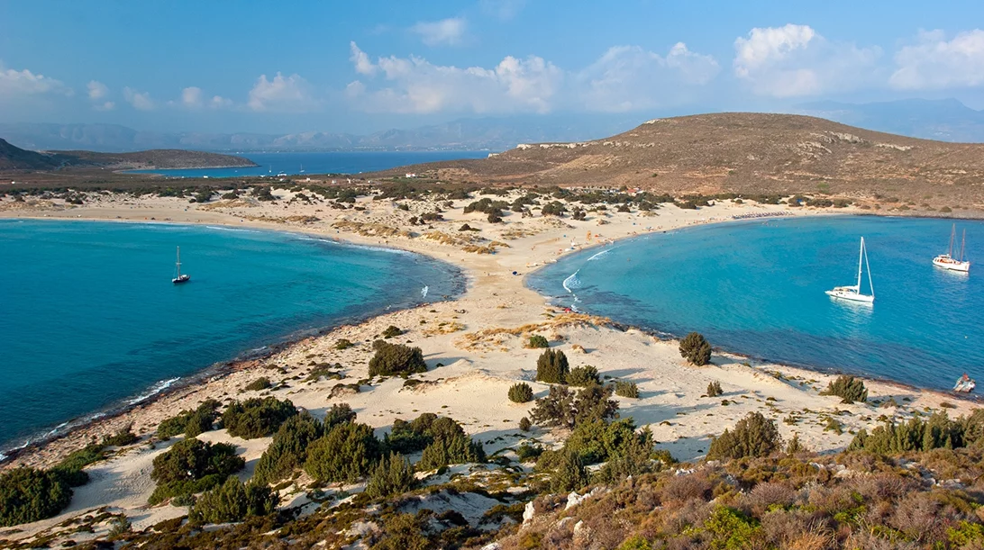 Στην Ελαφόνησο η ζωή γράφεται στην…παραλία!