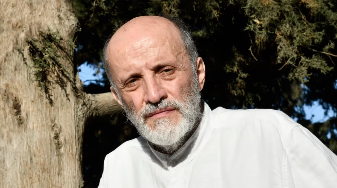 Ο Μάνος Βακούσης για τον "Πλούτο", τα 37 χρόνια στο θέατρο και τα επόμενά του σχέδια