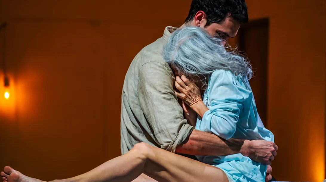 "Mami": Η νέα δουλειά του Μάριο Μπανούσι σε τρεις παραστάσεις καθολικής προσβασιμότητας