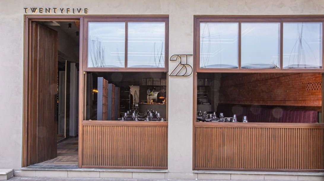 Στο TwentyFive του Γιώργου Τσούλη για steaks στην ακροθαλασσιά