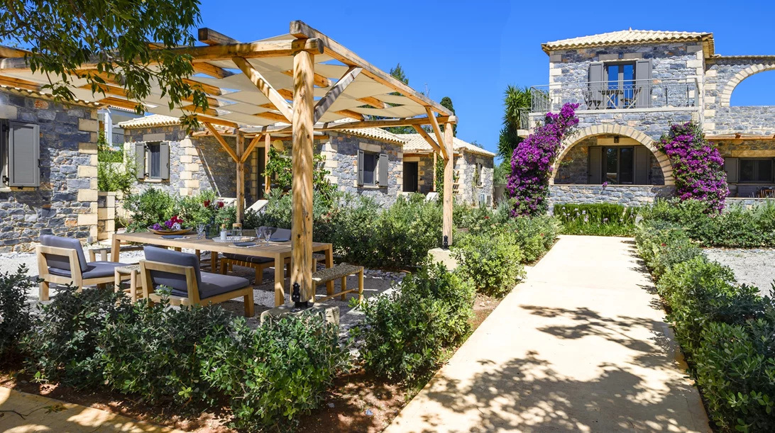 "Calme suites": Με φόντο την ανθισμένη φύση της Μεσσηνιακής Μάνης