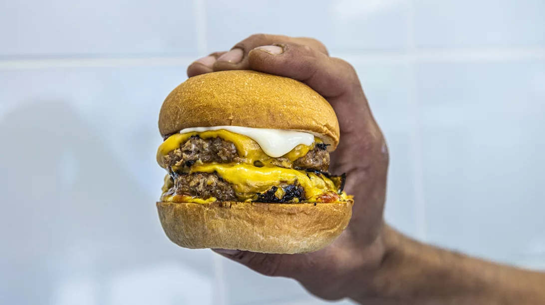 Ένα από τα κορυφαία cheeseburgers της πόλης, τώρα και στον Νέο Κόσμο