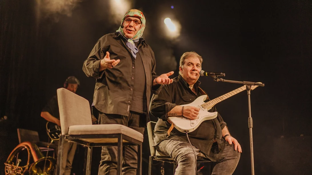 "Best Ωχ…": Οι Άγαμοι Θύται φέρνουν ένα μίνιμαλ υπερθέαμα στο "VOX"