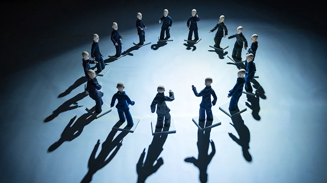 "Απουσία το σώμα": Μία performance σωματικού θεάτρου με συνοδοιπόρο το σύγχρονο κουκλοθέατρο