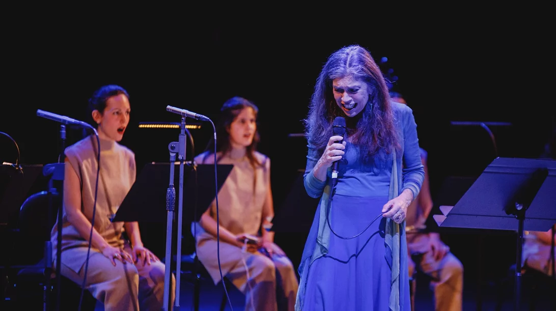 Τα "Περάσματα" των "Σαβίνα Γιαννάτου & Chores" στην Πάρο και τη Νάξο