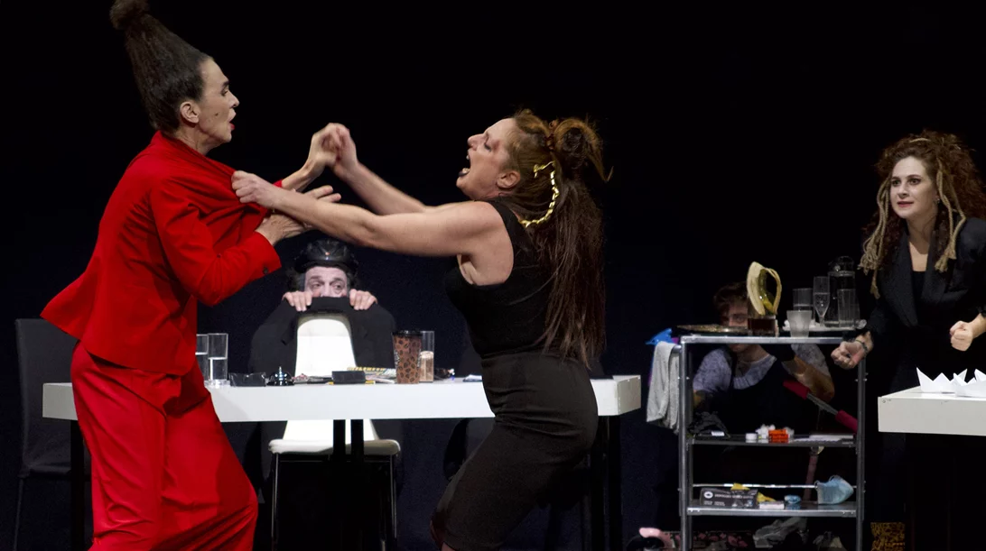 "Ω, Θεοί!!": Συνεχίζεται στο θέατρο Olvio η σουρεαλιστική σάτιρα της ΑβγίΠαπ