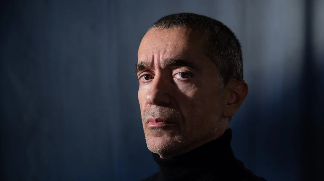 "Μυστήριο 11 MA": Ξεκίνησε η προπώληση για την περφόρμανς του Ρομέο Καστελούτσι στην Ελευσίνα