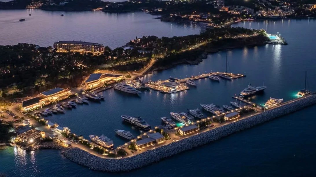 New Moon: O Αλέξανδρος Χριστόπουλος για πρώτη φορά στο Bagatelle Athens