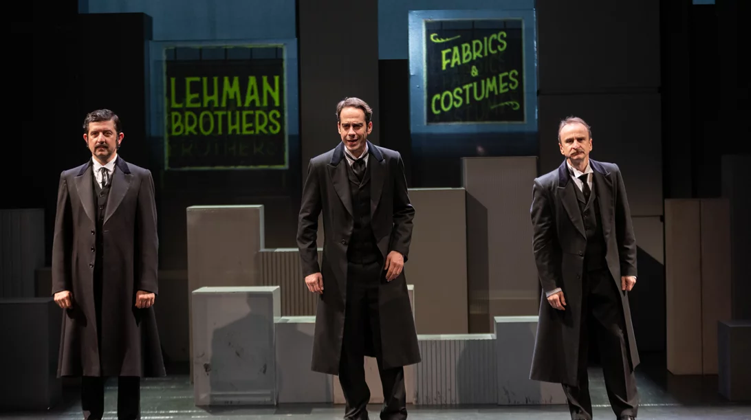 Η προπώληση ξεκίνησε για την "Τριλογία των Λήμαν Μπράδερς" που επιστρέφει ανανεωμένη στο Θέατρο του Νέου Κόσμου