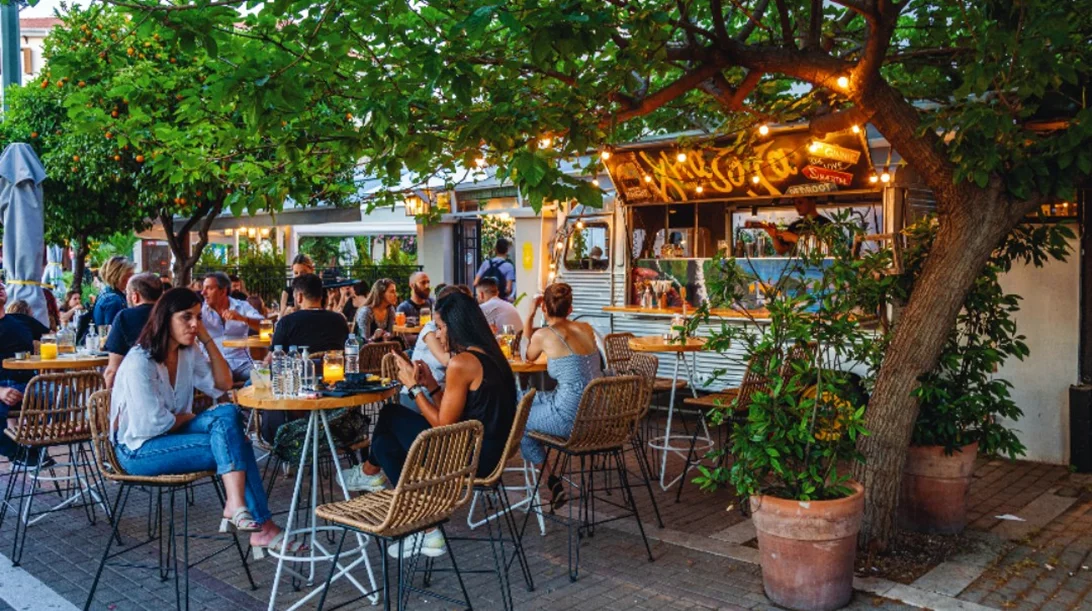 "Κίτρινη Γκαζόζα": Μια αθηναϊκή αυλή που στέλνει σε νησί