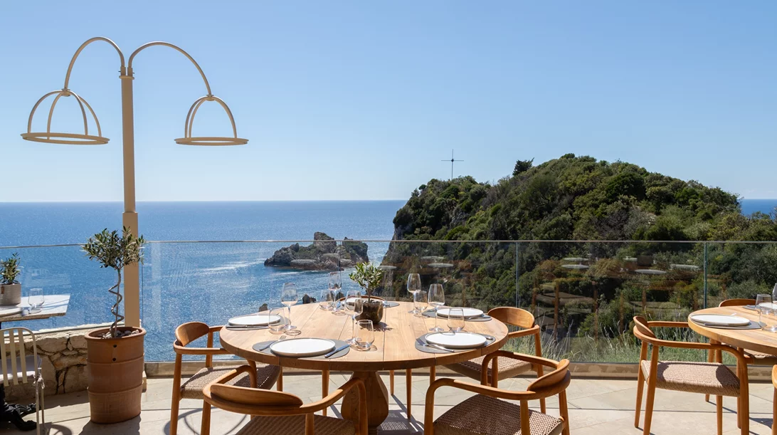 S. Pellegrino: Μας υποδέχεται στο "Monastre" στην Κέρκυρα