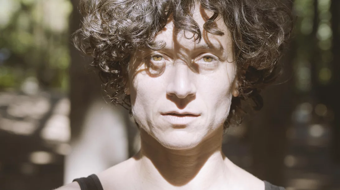 Πωλίνα Κρεμαστά: "Εκείνο που με τραντάζει είναι πώς αναδύονται τα κοινά μας και μέσα από ποιους δρόμους ο χορός μπορεί να γίνεται συγκολλητική ουσία"