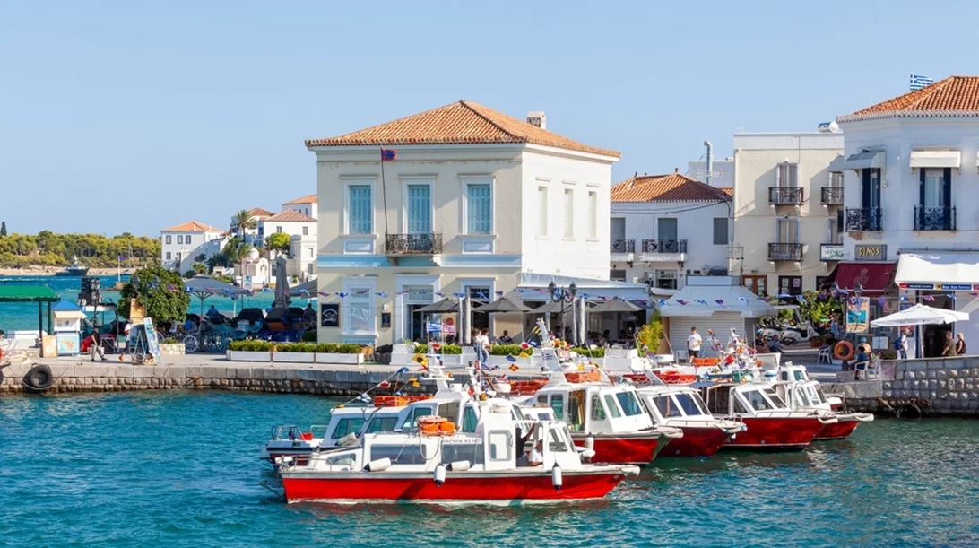 Απόδραση στις Σπέτσες: Ένας μίνι οδηγός σε 3 βήματα