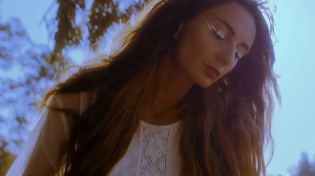 "Patinia sto feggari": Η Cilia Katrali απογειώνει το "Ρομάντσο"