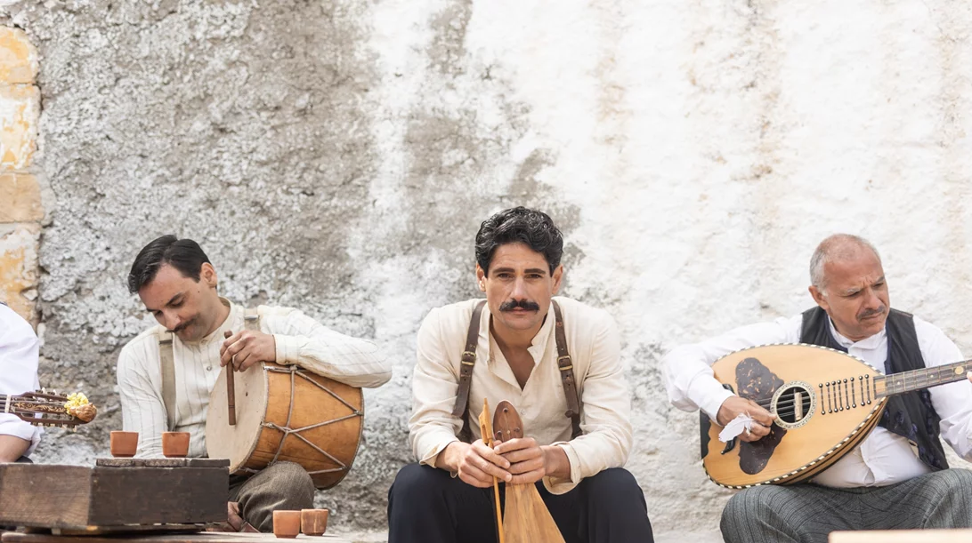 "17 Kλωστές": Τα πρώτα επεισόδια συστήνουν έναν πρωταγωνιστή-σύμβολο, τραβώντας μια "κλωστή" από το τότε στο τώρα