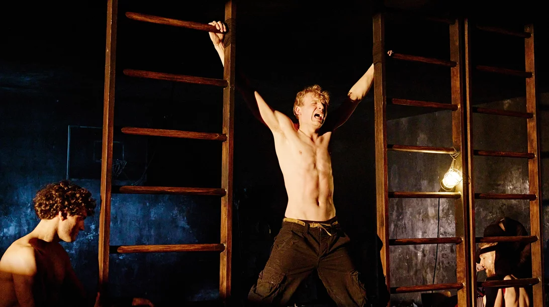 "Der Wij / Βίι": Μια παράσταση για το τυφλό τέρας του πολέμου στο Φεστιβάλ Αθηνών