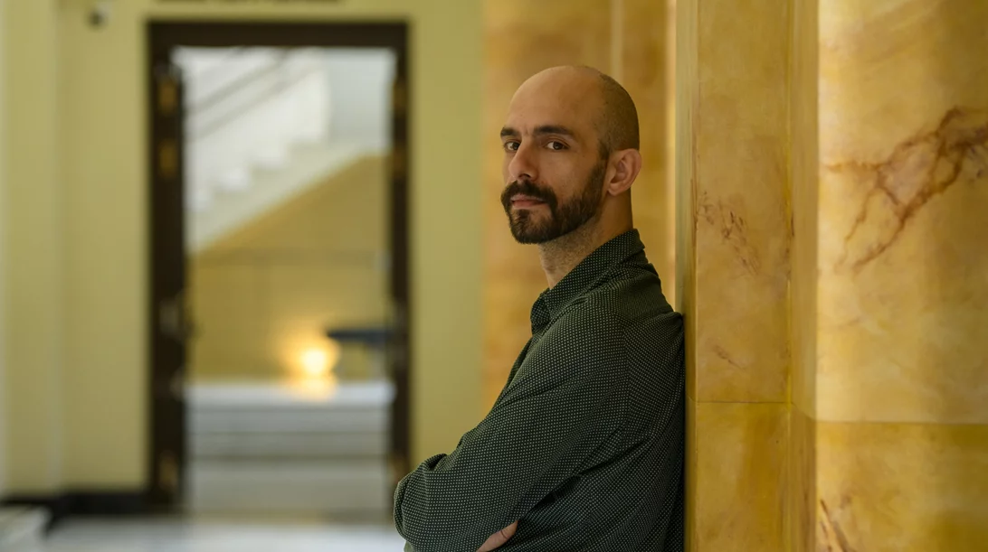 Ο Μάνος Βαβαδάκης για τον "Θεό της σφαγής": "Η βία είναι συστατικό δημιουργίας αυτού του κόσμου"