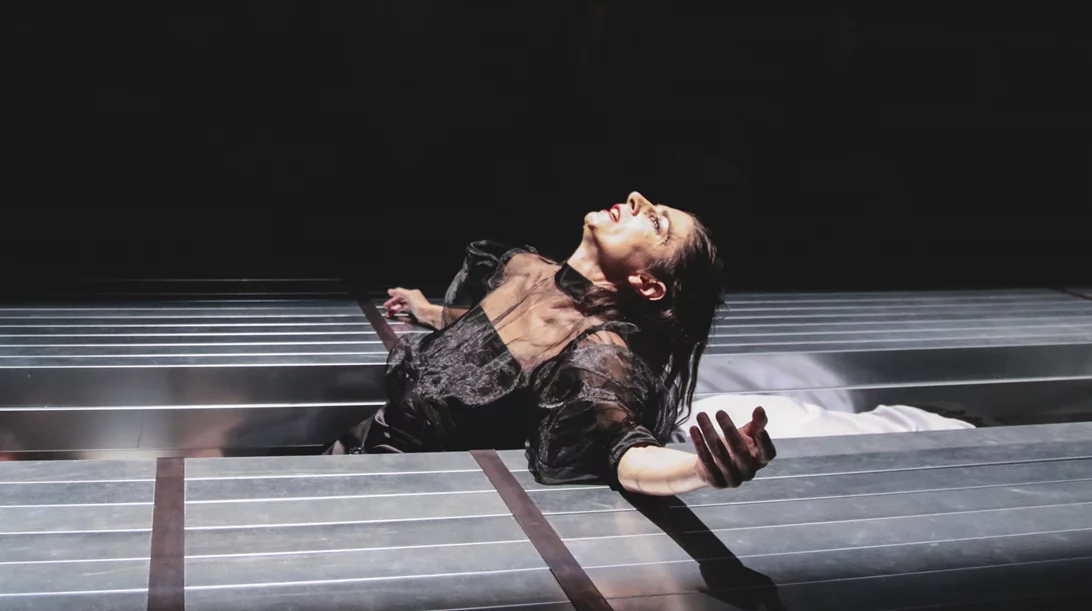 "Καρένινα": Πρώτες φωτογραφίες από την παράσταση που μεταφέρει στο σήμερα το κλασικό μυθιστόρημα του Τολστόι