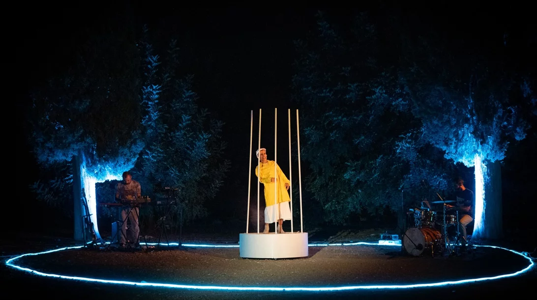 Μια "ηλεκτροδυναμική" μουσική αφηγηματική performance στο Kotes X Booze