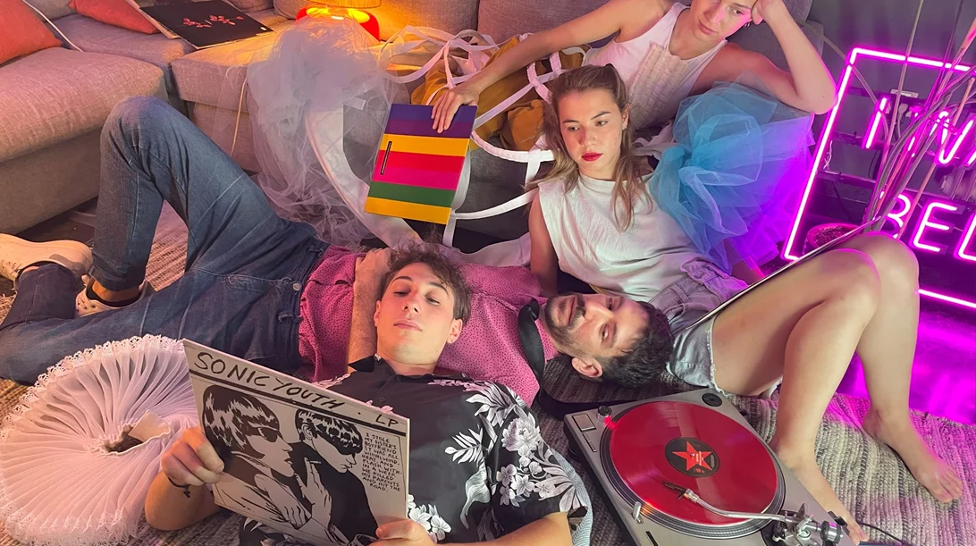 "I am falling in love": Ο Γιώργος Βαλαής πειραματίζεται με τον Σαίξπηρ στο Δημοτικό Θέατρο Πειραιά