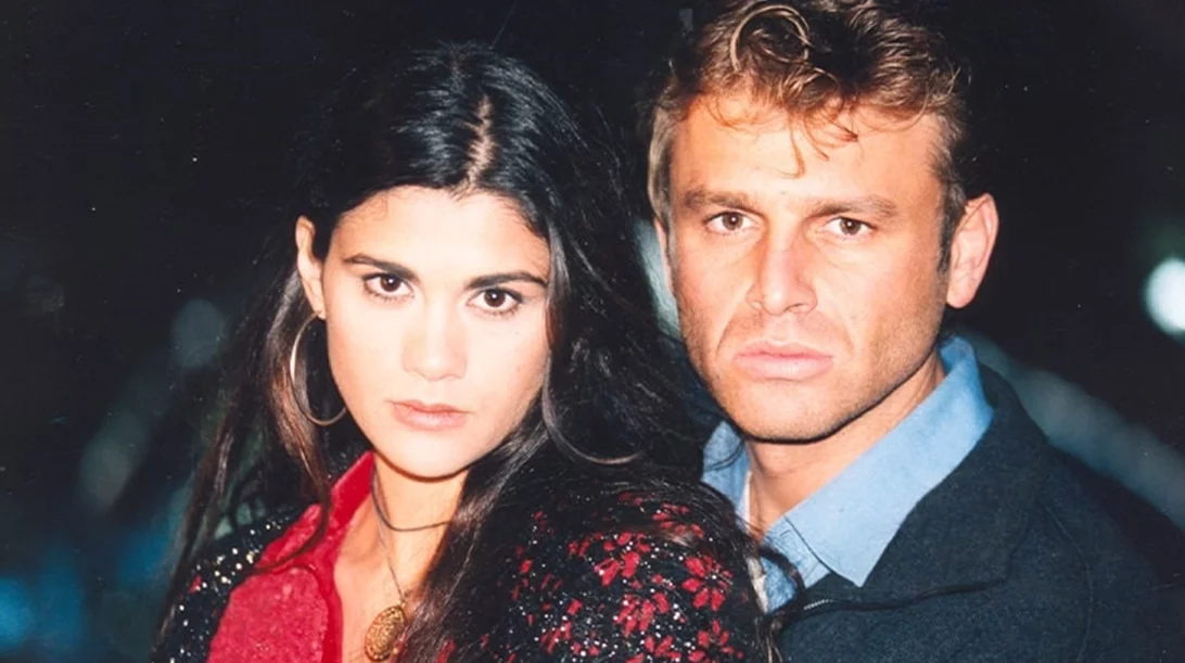 5 σειρές του Μανούσου Μανουσάκη που σημάδεψαν την ελληνική τηλεόραση