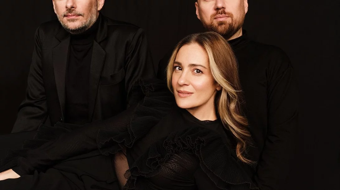 Νατάσσα Μποφίλιου, Θέμης Καραμουρατίδης και Γεράσιμος Ευαγγελάτος: "Κάτι καίγεται..." στο "VOX"