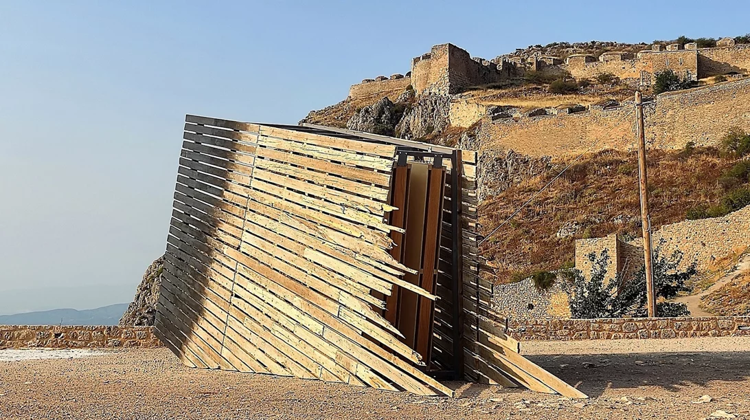 ''Πτώση'': Το ηχητικό γλυπτό στην Κορινθία που διερευνά την αλαζονεία της ανθρώπινης φύσης