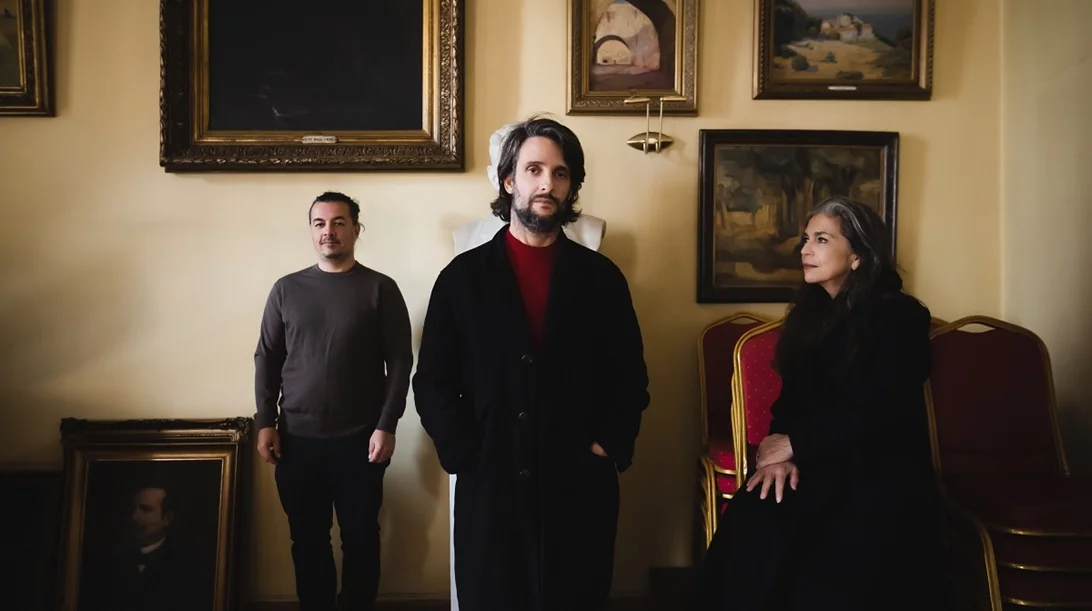 Θοδωρής Οικονόμου, Σαβίνα Γιαννάτου & Νικόλας Καζάζης παρουσιάζουν το μουσικό έργο "ESSON="