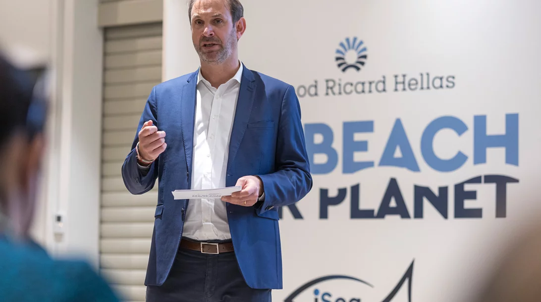 Η Pernod Ricard Hellas καθαρίζει τις αθηναϊκές ακτές και στοχεύει σε "πράσινα" beach bars