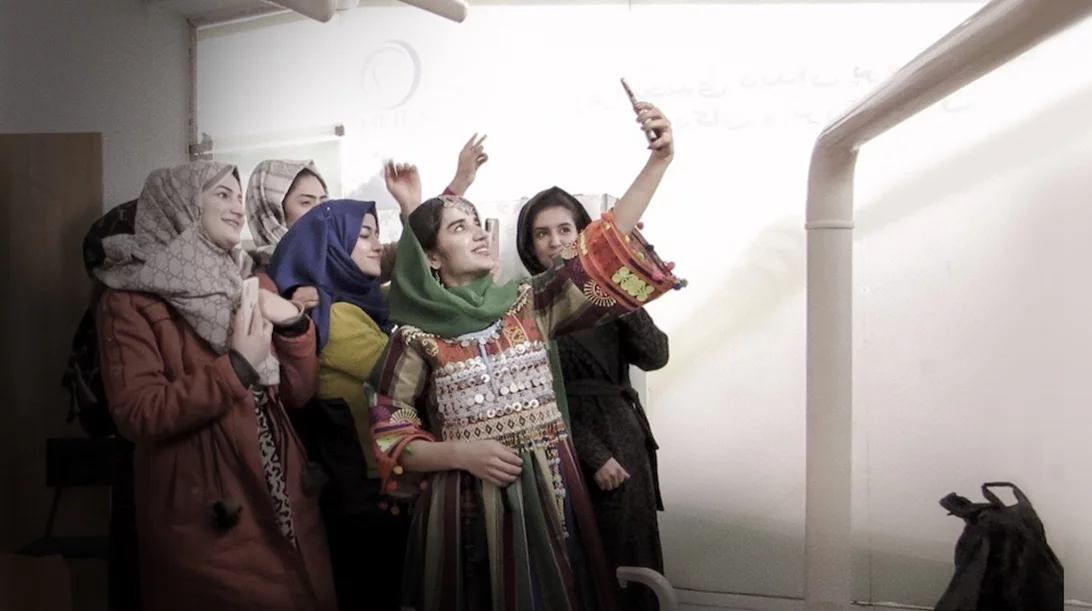"Bread & Roses": Το νέο ντοκιμαντέρ του Apple TV+ φέρνει τις γυναίκες του Αφγανιστάν στο επίκεντρο