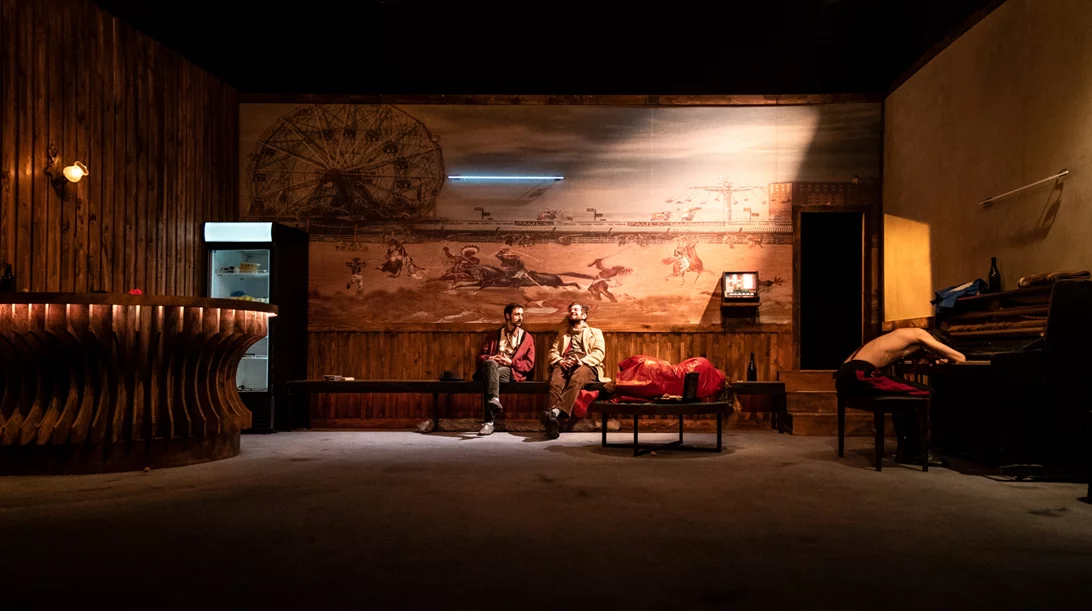 "Ο παγοπώλης έρχεται": Το σπανίως παιζόμενο έργο του Ο’ Νιλ σε μία ξεχωριστή παράσταση από τον Ακύλλα Καραζήση