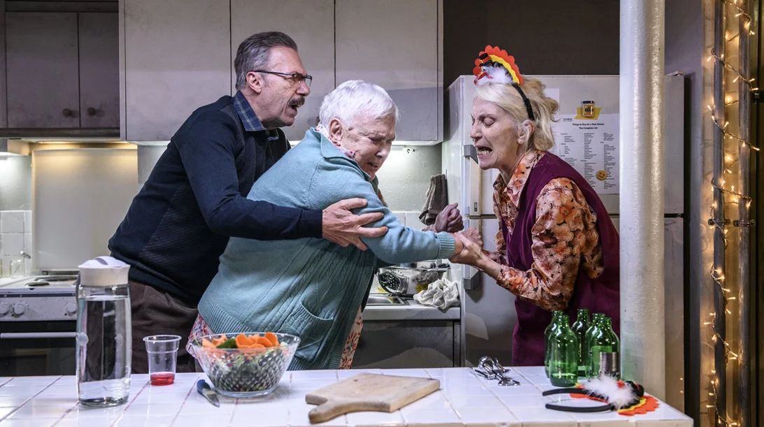 "The humans": Τελευταίος μήνας παραστάσεων για την επιτυχημένη παράσταση του Κωνσταντίνου Μαρκουλάκη