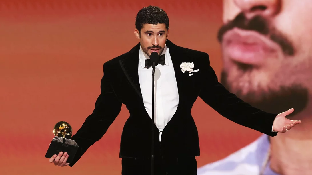 Grammy 2026: O Bad Bunny έγραψε ιστορία και η μουσική βιομηχανία αποφάσισε να σταματήσει να είναι "ουδέτερη"