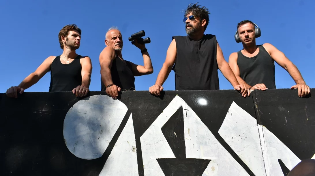 Ποιοί είναι "Αυτοί που κοιτούν" και γιατί περιμένουμε αυτή τη θεατρική σύμπραξη πώς και πώς;