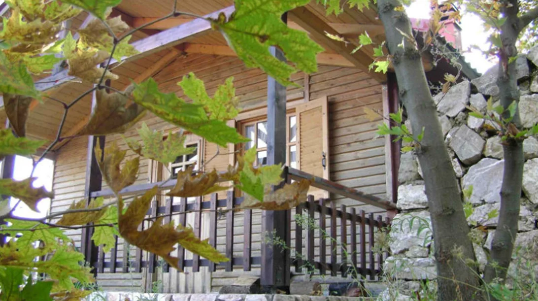 Η ευκαιρία να ζήσετε το δικό σας «Μικρό σπίτι στο λιβάδι» σε ξύλινα σπιτάκια για παρέες