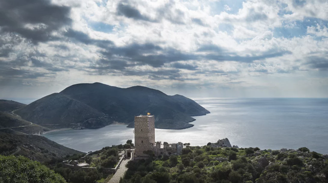 Tainaron Blue Retreat: ένας παλιός μανιάτικος πύργος μεταμορφώνεται σε boutique αρχιτεκτονικό ξενώνα