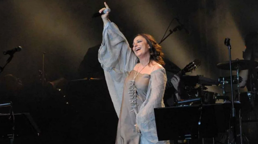 «Ένα φιλί του κόσμου»: μια ιστορική συναυλία που έδωσε η Χάρις Αλεξίου στο ΟΑΚΑ πριν από 20 χρόνια  