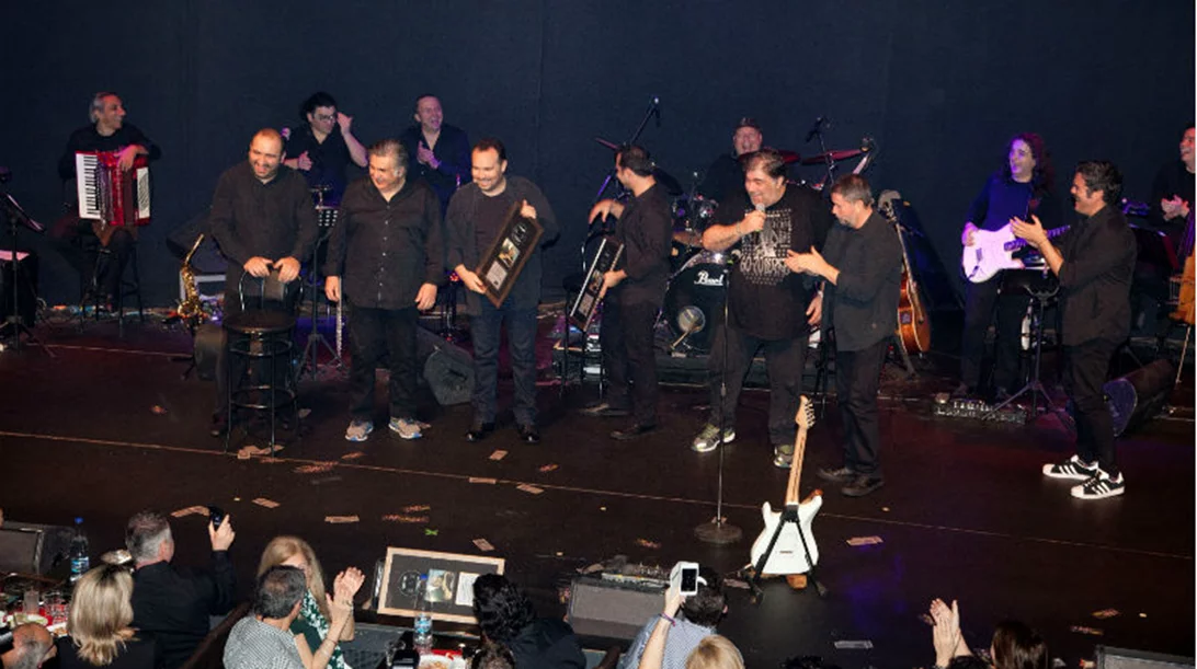 Πλατινένιος δίσκος με πολλά selfies