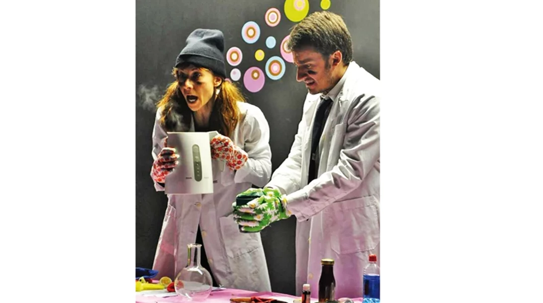 Βοήθεια! Ένας θίασος στο σαλόνι μου