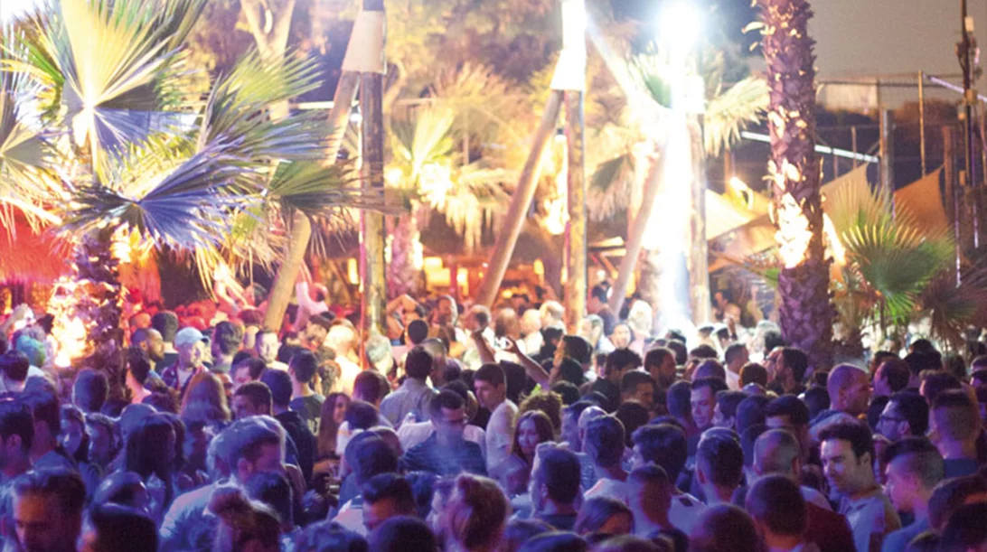 Καλοκαιρινός αέρας στη νυχτερινή Αθήνα