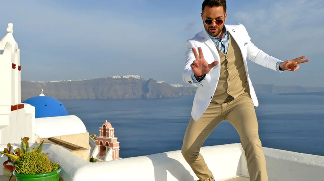 Ο Ηλίας Βρεττός «πετάει ψηλά» στο «ΑΚΑΝθUS»