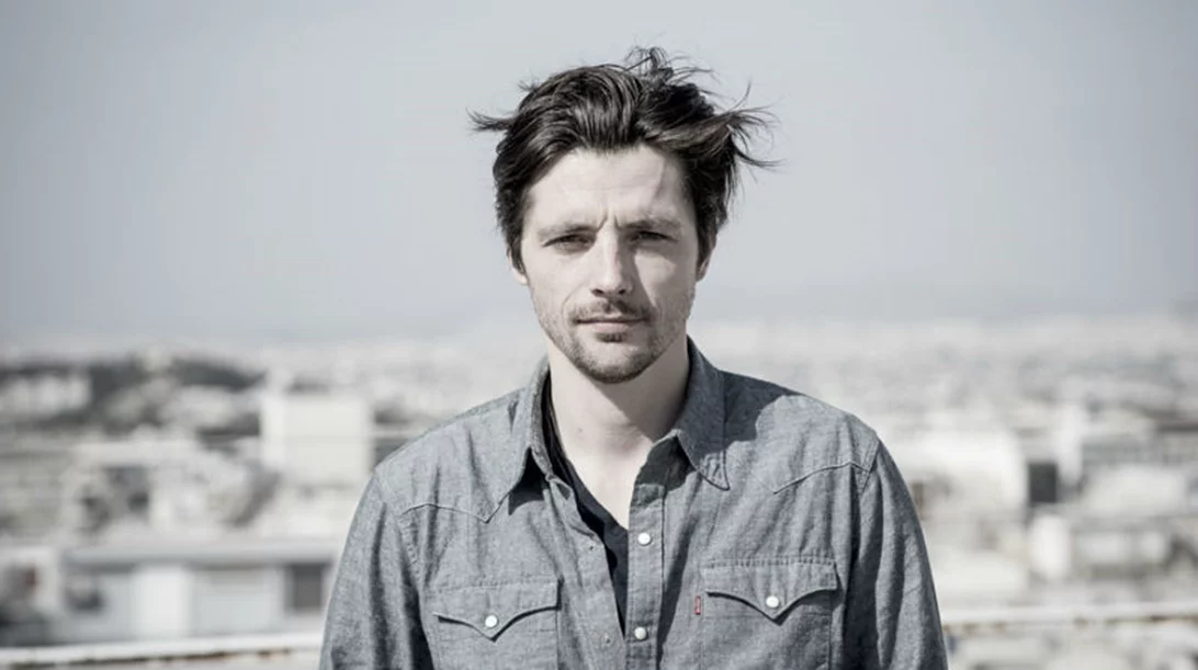 Ραφαέλ Περσονάζ: «Η δουλειά του ηθοποιού είναι να ζει το ρόλο στο πετσί του, σχεδόν μαζοχιστικά»  