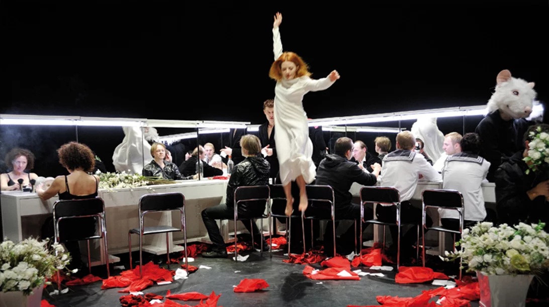 «Άμλετ» στο Φεστιβάλ Αθηνών: Σαίξπηρ πίσω από τους καθρέφτες 