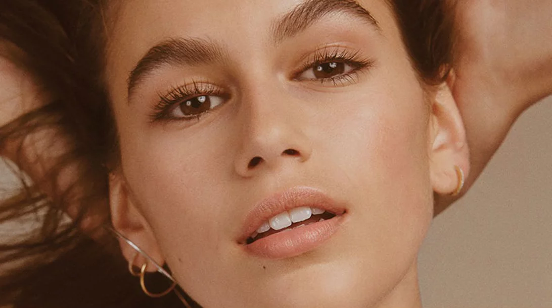 Kaia Gerber: Φιγούράρει στο πρώτο προσωπικό της εξώφυλλο 