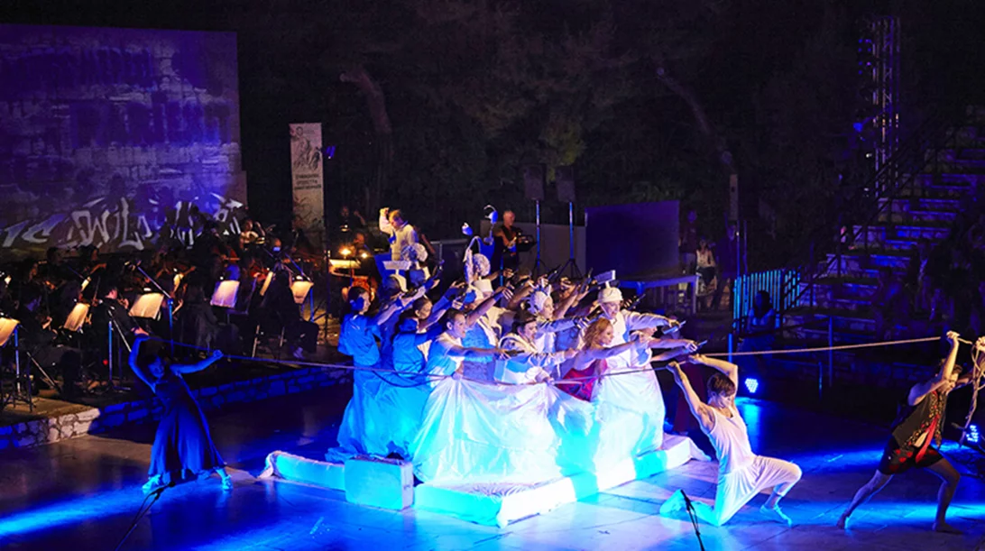 Δροσερή «Ωραία Ελένη» από Μουσικά Σύνολα Δήμου Αθηναίων: η λυρική έκπληξη του καλοκαιριού