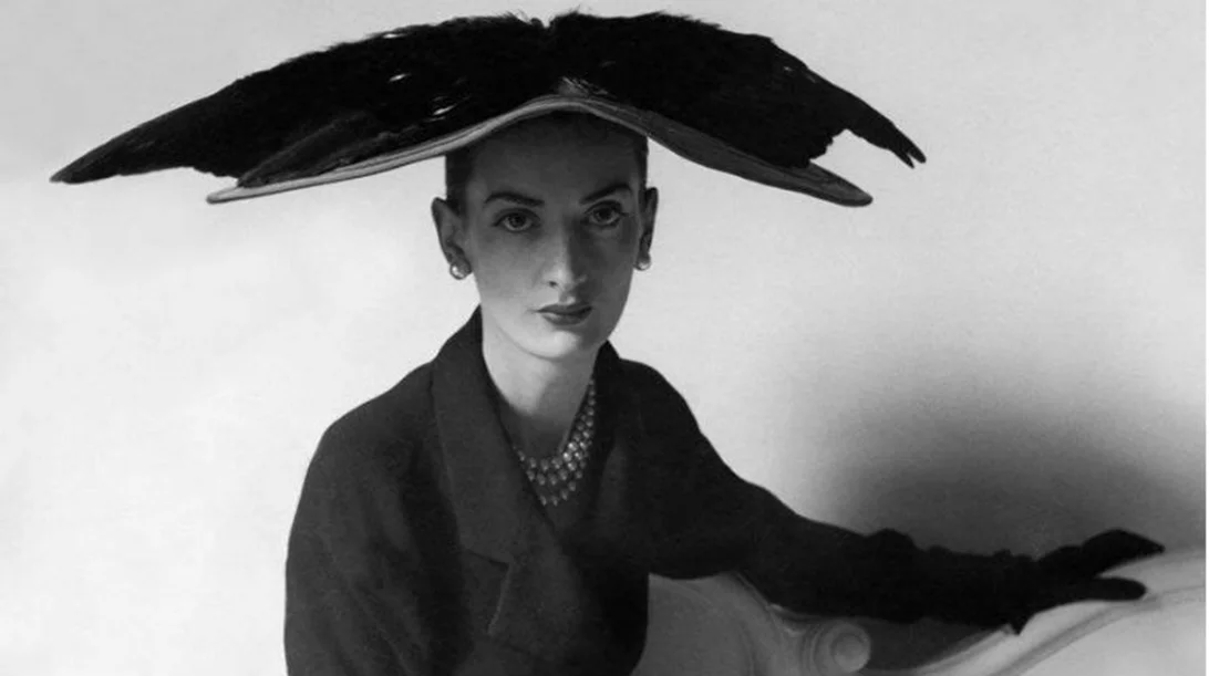 Cristobal Balenciaga στις προθήκες του V&A