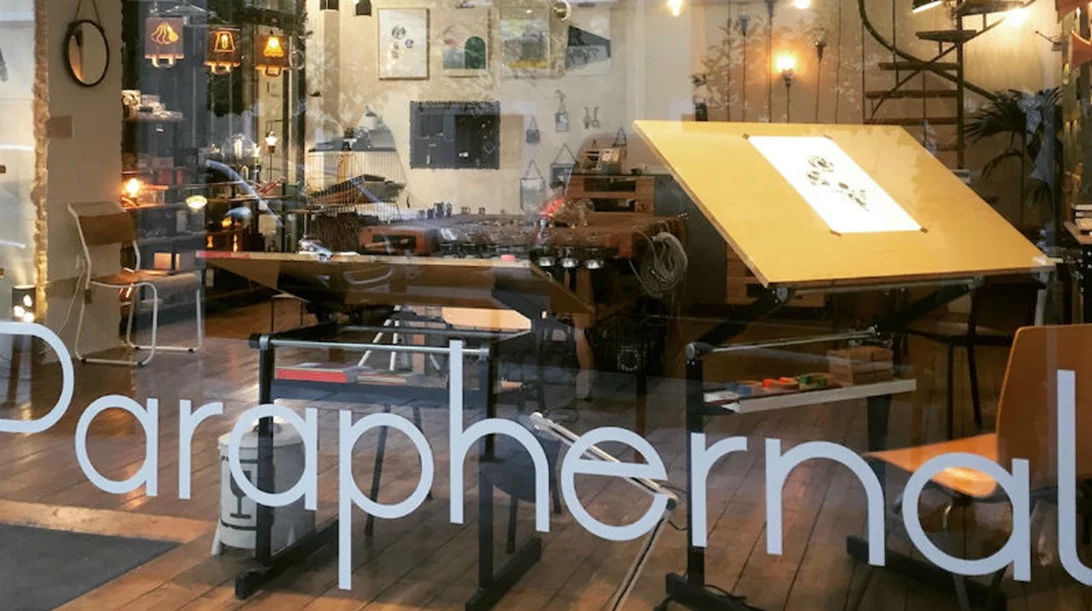 Paraphernalia: Παρελκόμενα, Σύνεργα και άλλα 